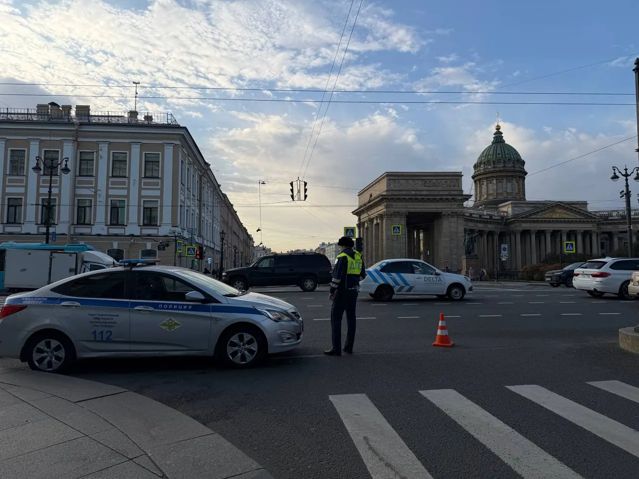 Со стороны Невского проспекта у входа на набережную установлен сотрудник ДПС; на близлежащих улицах проходят локальные ограничения и возможны заторы.