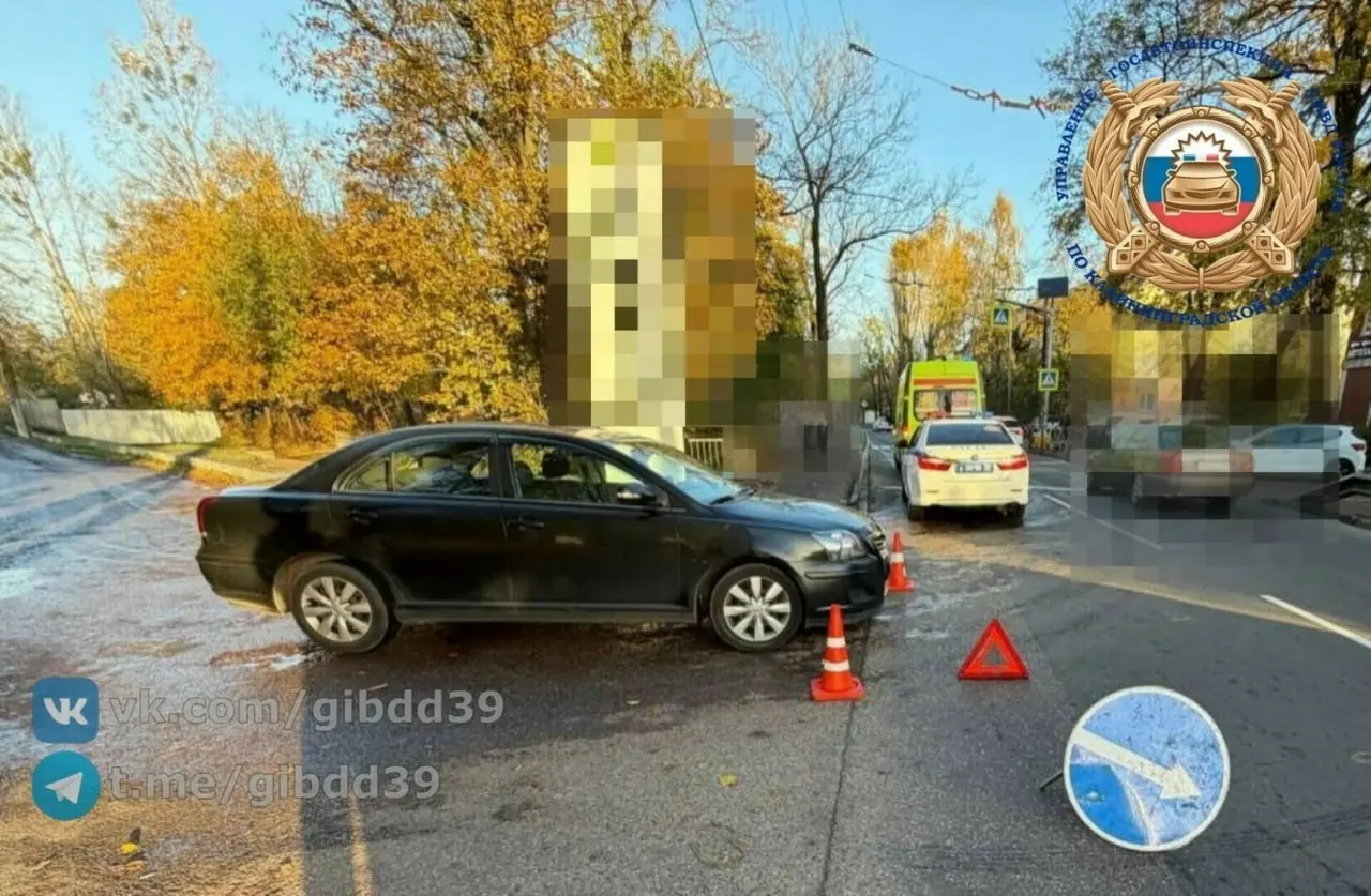 Около 8:20 на Советском проспекте Калининграда автомобиль Toyota выезжал со двора дома №112 и сбил женщину 1958 года рождения. Пострадавшая получила травмы; на месте работают сотрудники ГИБДД, обстоятельства ДТП выясняются.