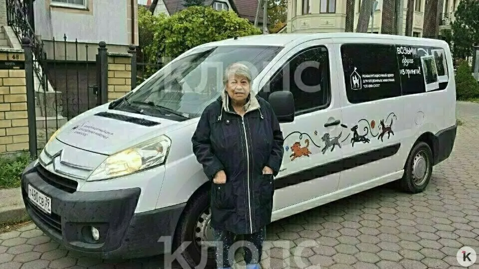Калининградская жительница передала приюту для животных автомобиль, оставшийся ей после смерти дочери, чтобы помочь в уходе за животными и перевозке необходимых материалов.
