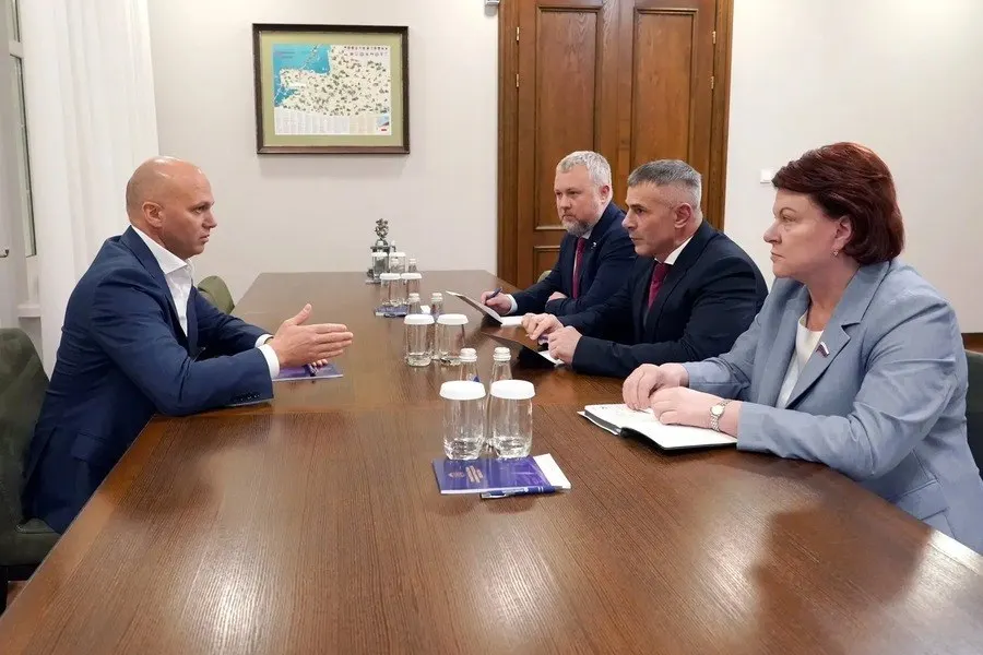 Депутаты от Калининградской области Михеев, Козлов и Оргеева вошли в соответствующие комитеты Госдумы; губернатор подчеркнул общую задачу представлять регион на федеральном уровне.