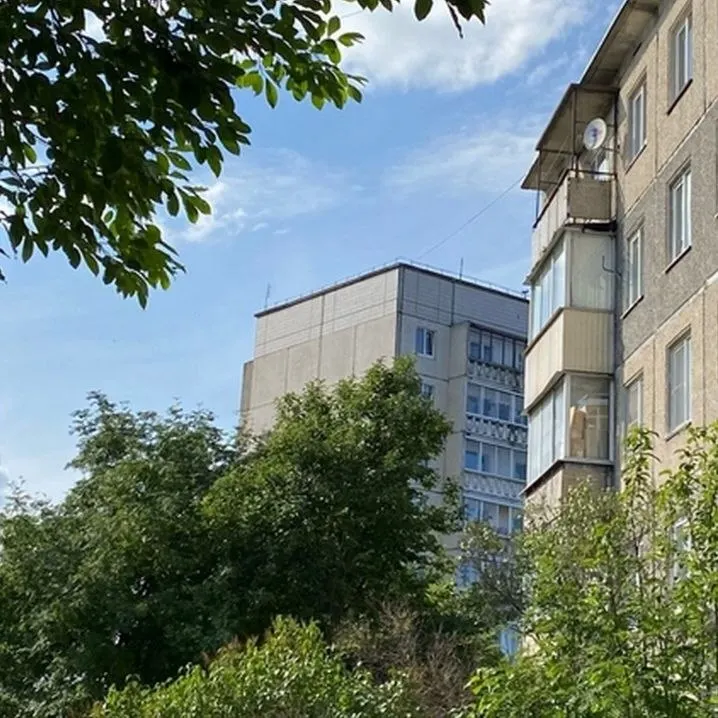 Жители служебного жилья на Кондопожском ЦБК, входящего в холдинг Тайга Групп, столкнулись с угрозой выселения из‑за внезапных долгов за ЖКУ; общий долг около 30 тысяч рублей, оплатить нужно до 20 ноября.