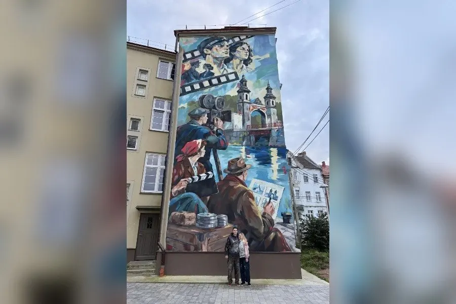 Яркое городское изображение создано художниками Грачик и Маргарита Гущян в рамках проекта к юбилею Калининградской области.