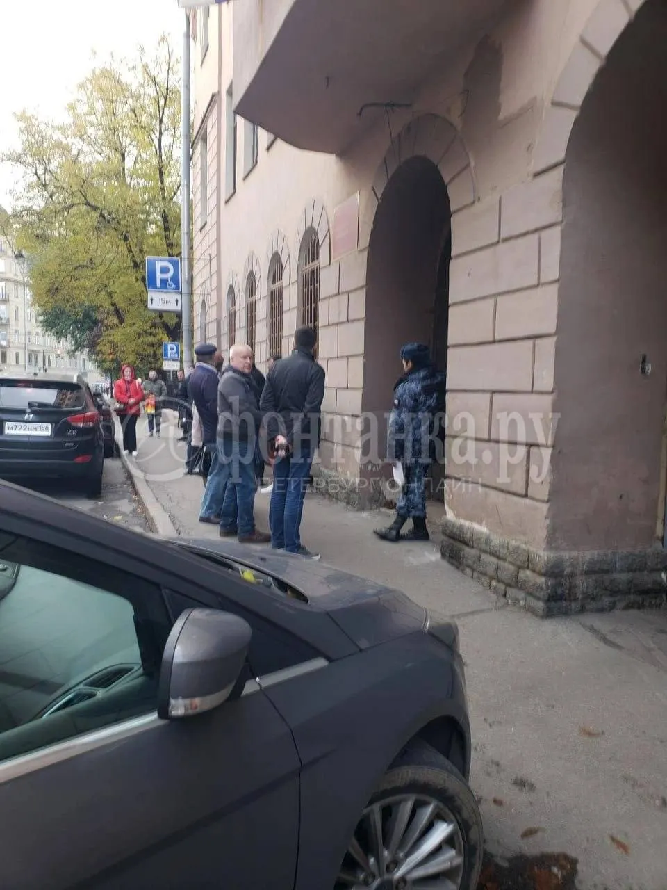 В нескольких районах города были эвакуированы районные суды из‑за ложных тревог о минировании; такие случаи периодически происходят в судопроизводстве города.