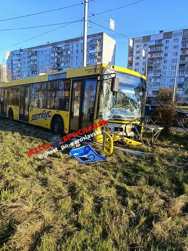Лобовое стекло автобуса разбито, автобус простоял на газоне до утра после инцидента на участке между Бабича и Волгоградской.