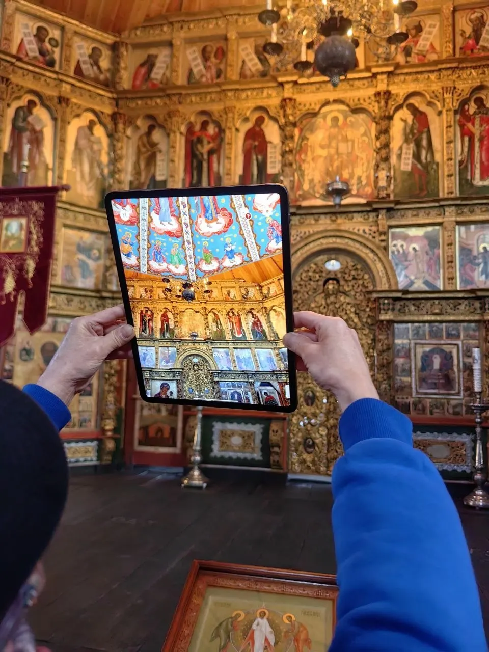 Дополненная реальность позволяет увидеть интерьер храма до Великой Отечественной войны и представить, как выглядели потолочные иконы «небеса».