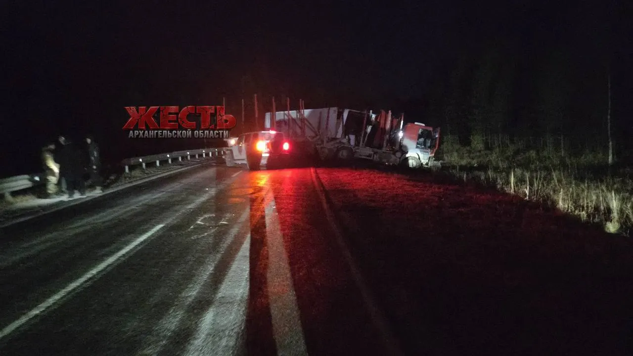 Очевидцы сообщили о ДТП на обледенелой дороге в Плесецком округе; по данным на данный момент официальной информации об аварии нет.