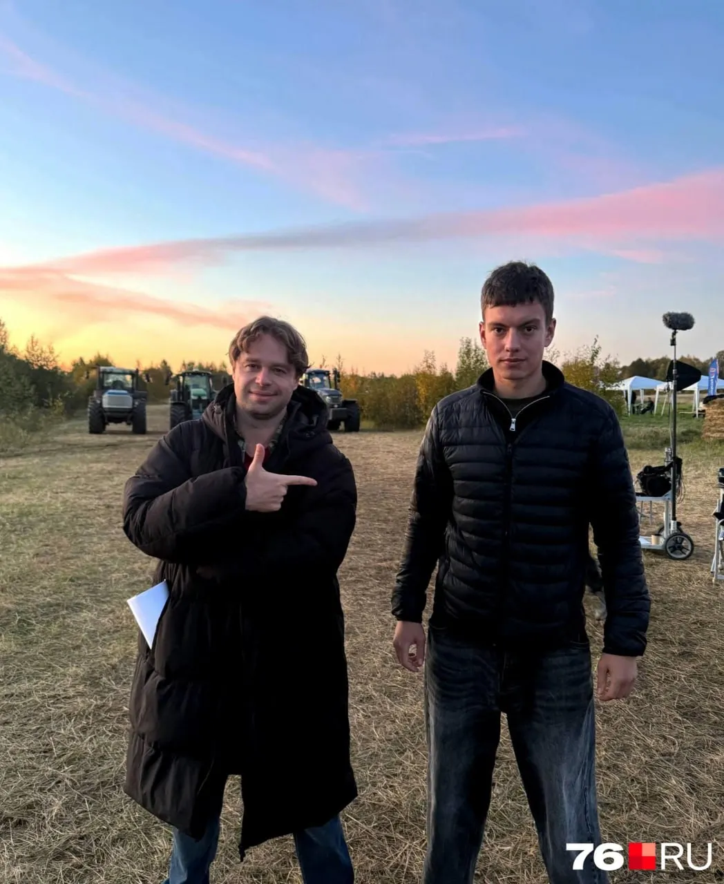 20-летний Данил Руденик принял участие в сериале «Кузя. Путь к успеху» (18+) в Ярославской области; съемки проходили на агропредприятии «Красный Маяк».