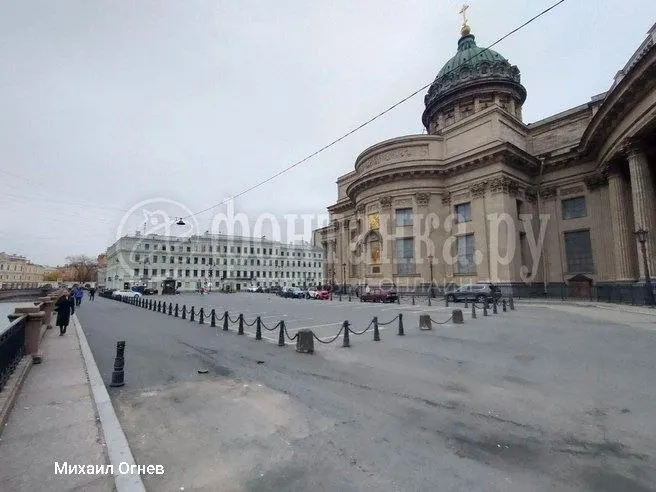 В Санкт-Петербурге исчезла уборная возле Казанского собора; спор вокруг её размещения и аренды тянется уже десятилетия.