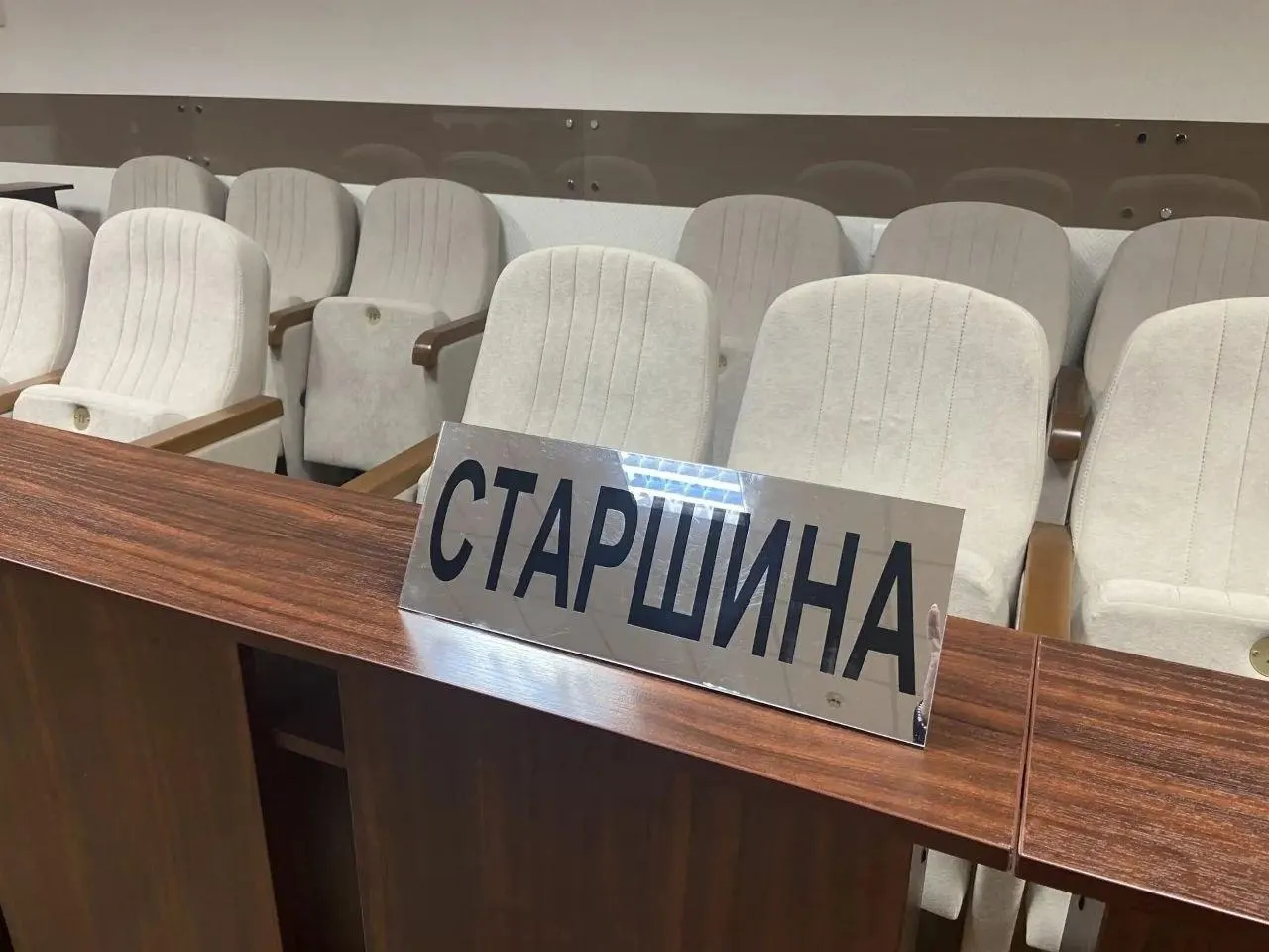 Законопроект предлагает сократить число заседателей вдвое и позволить судье участвовать в совещаниях, что вызывает дискуссии.
