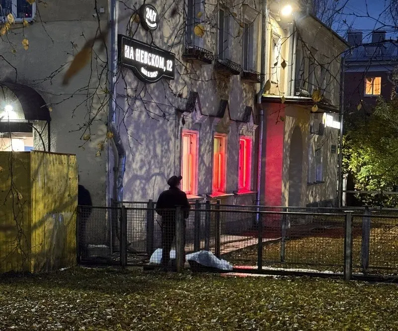 У бара в Петрозаводске сегодня утром мужчина скончался; на месте работала полиция. Подробности уточняются.