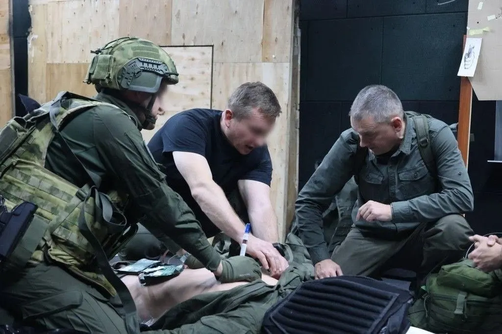 Священнослужители, направляющиеся в зону СВО для духовного окормления военнослужащих, прошли курс по безопасности, бронезащите и первой помощи.