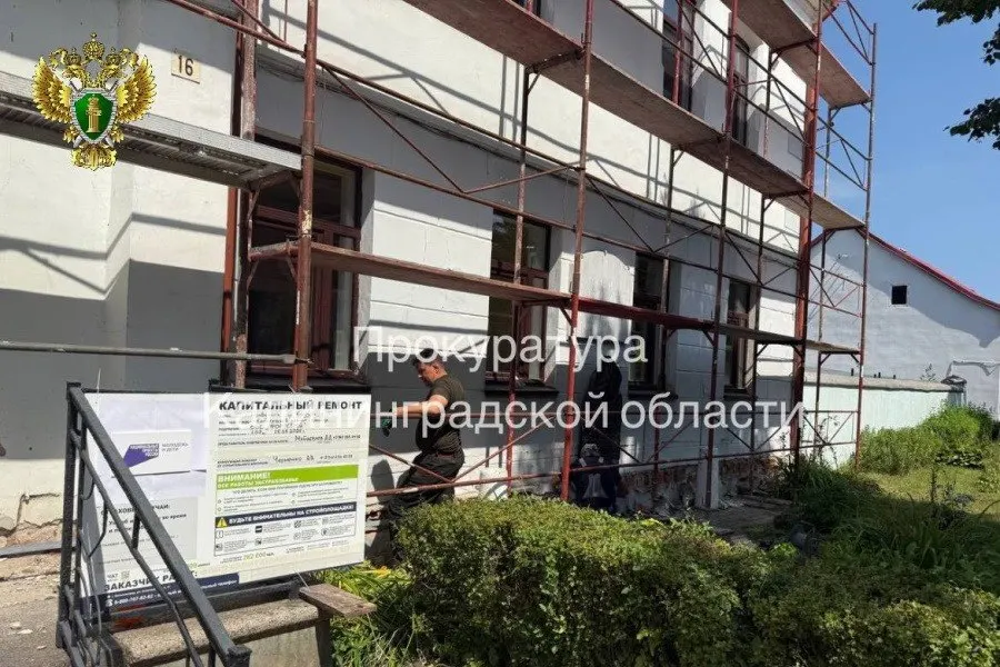 Административная ответственность назначена должностному лицу подрядной организации за непредоставление средств индивидуальной защиты работникам при капремонте фасада средней школы.