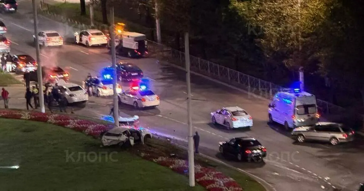 Два автомобиля столкнулись на кольцевой развязке в Калининграде на Московском проспекте и улице Генерала Буткова; на месте работают полиция и медики, подробности и состояние пострадавших уточняются.