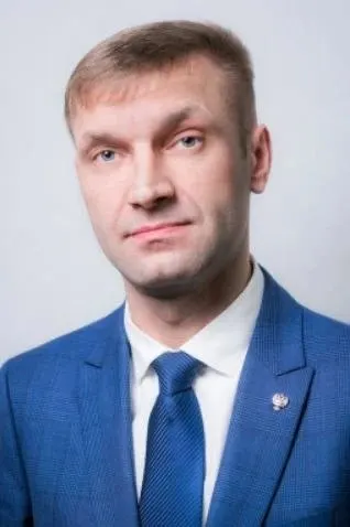 Суд конфисковал имущество бывшего чиновника: квартиры, участки, автомобили и другое имущество, оформленное на родственников, после взятки в 12 млн рублей.