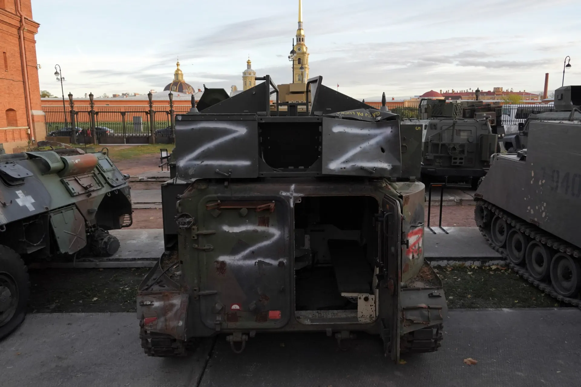 На экспозиции представлены украинские и западные образцы военной техники, включая БМП M2A2 Bradley, гаубицу M777A2 и бронетранспортеры.