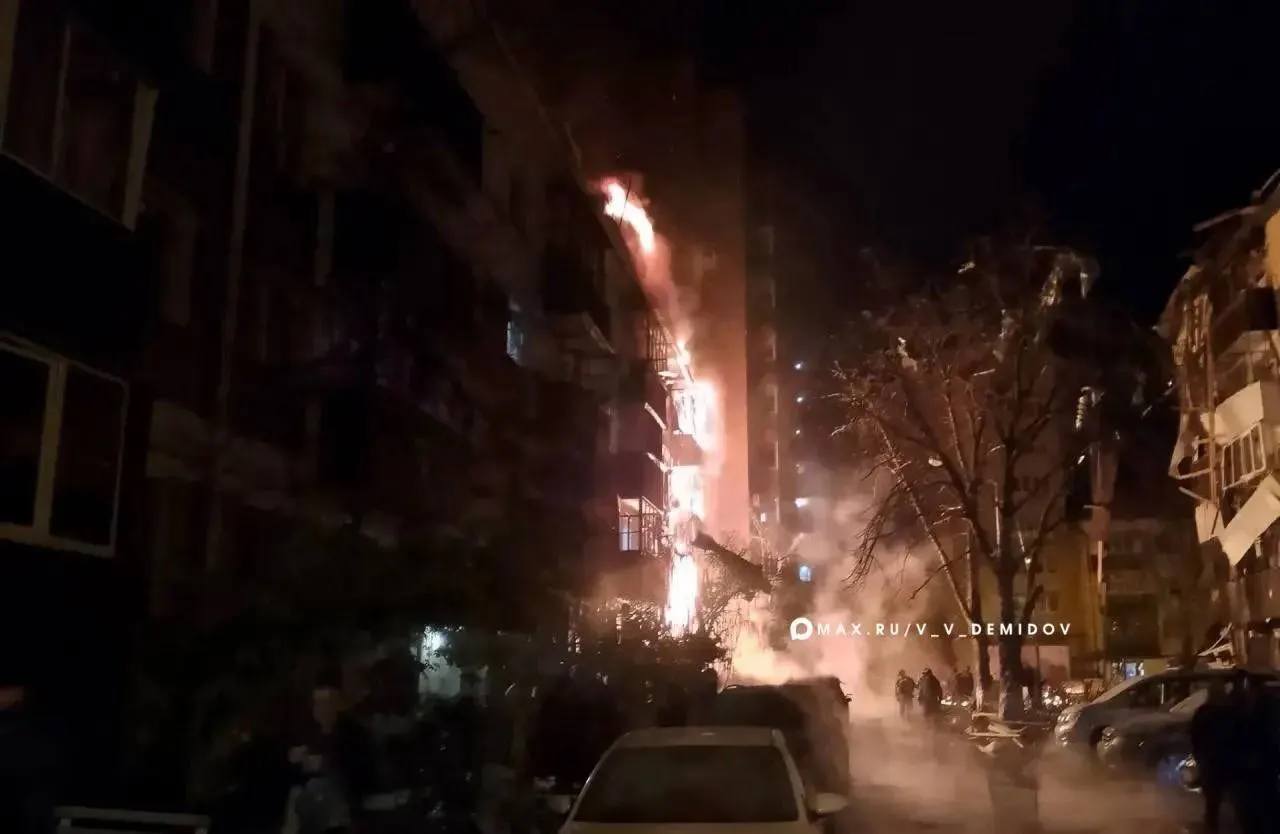 В ходе ночи зафиксированы удары по Белгородской и Воронежской областям; на парковке близ Воронежа вспыхнул пожар и есть потери среди гражданских.