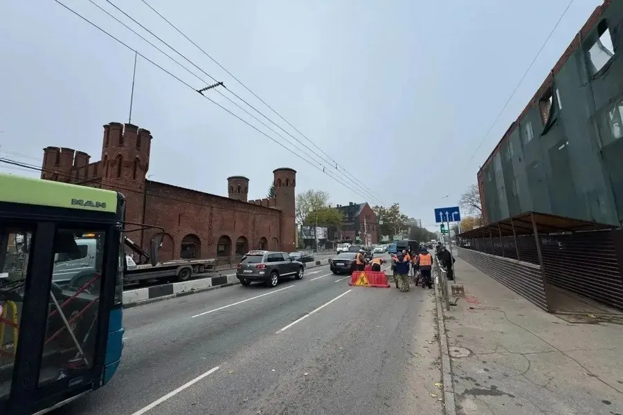В Калининграде на перекрёстке Московского проспекта и Литовского вала временно затруднён проезд; водителей просят выбирать обходные маршруты.