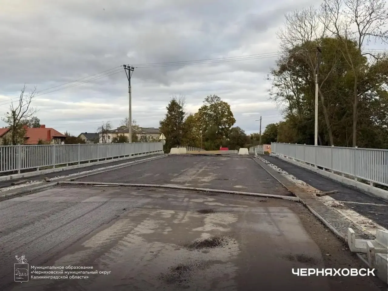 Обновлённый мост на Ленинградской улице планируют открыть в ноябре; работы продолжаются, подрядчик держит график.