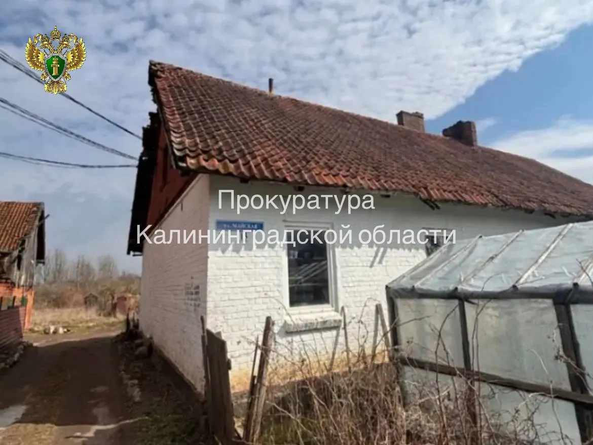 Жители Майского получили решение суда после проверки состояния кровли и конструкций: черепица сползает, деревянные элементы крыши гниют.