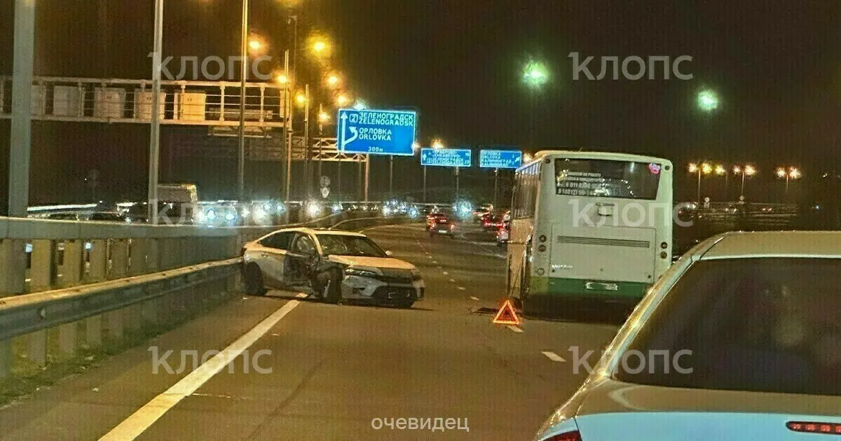 Два транспортных средства перекрыли дорогу на выезде из Калининграда, образовав пробку протяжённостью около 800 метров.
