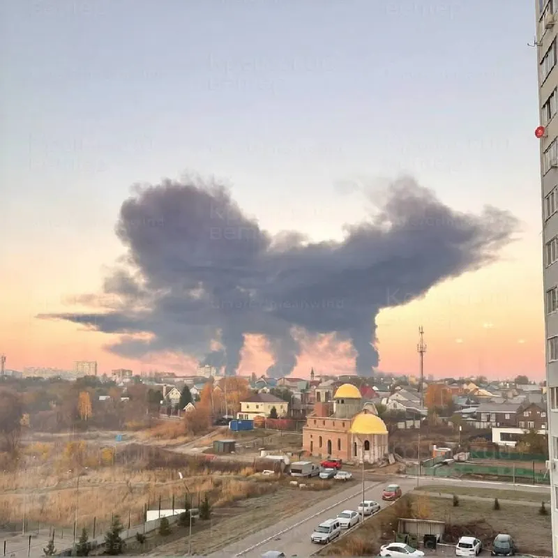 В Самарской области загорелся нефтеперерабатывающий завод; в столице и других городах фиксируются проблемы с авиасообщением вследствие ночных атак беспилотников. По данным властей, сотни рейсов задержаны, часть судов направлена на запасные аэродромы; мэр Москвы сообщил о десятках сбитых БПЛА.