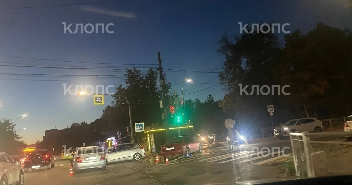 На дорогах Калининграда вечером во вторник зафиксированы столкновения на нескольких перекрёстках и крупные заторы, движение затруднено.