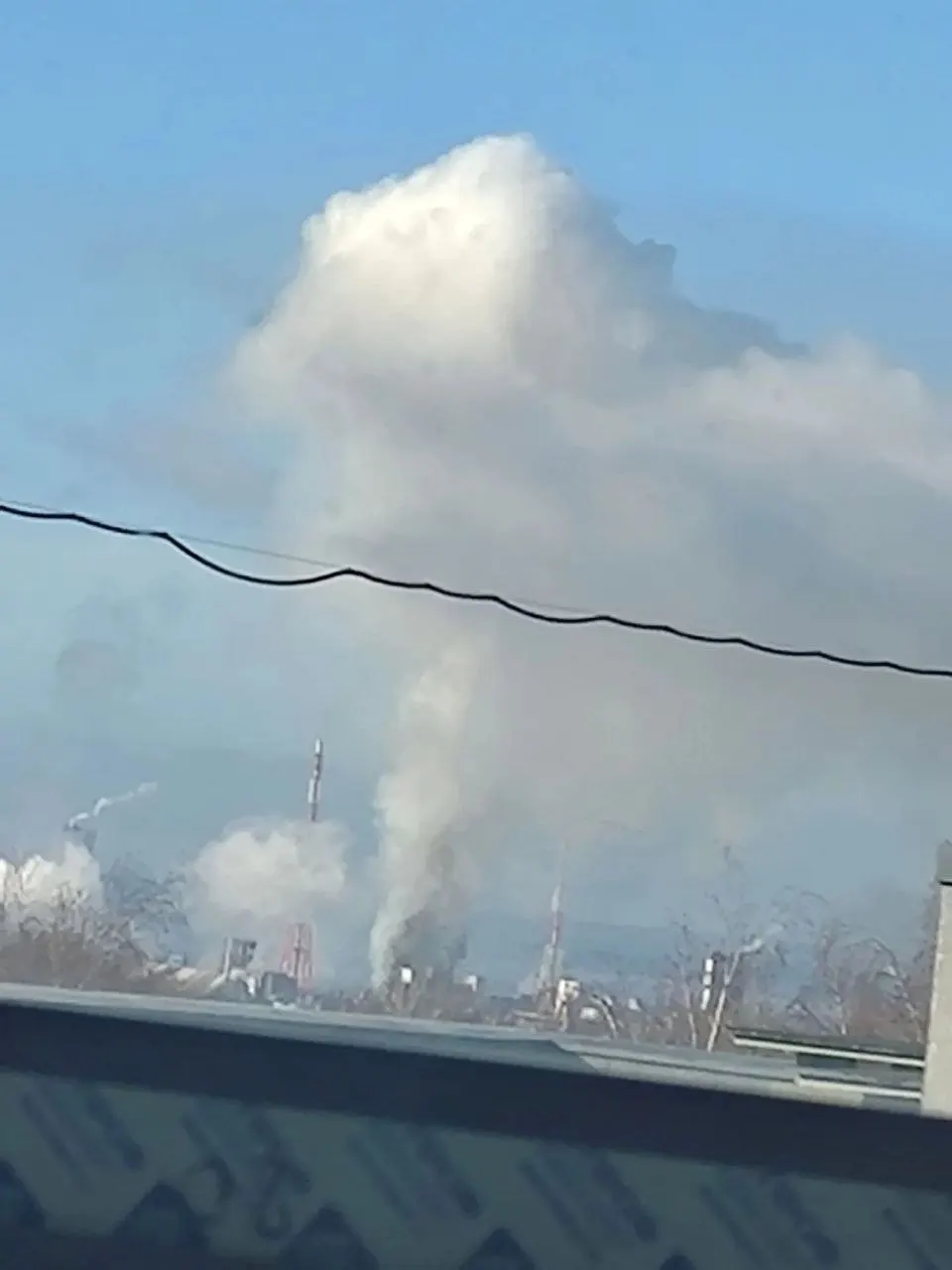 Ночью и утром над регионом произошли атаки беспилотников: три человека ранены, повреждены жилые дома и образовательные объекты; школы переведены на дистанционное обучение; продолжаются работы по ликвидации последствий.
