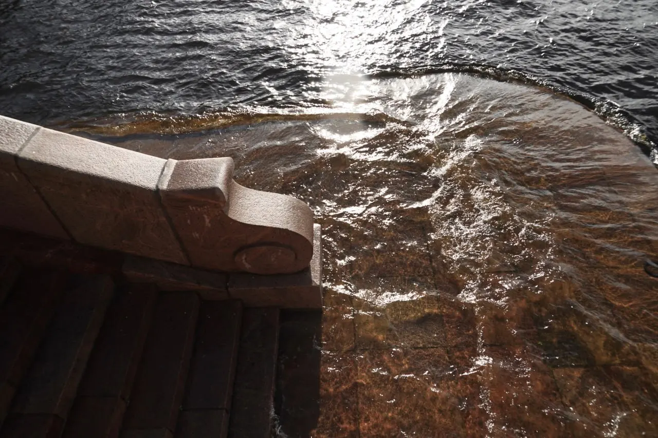 Из-за штормового ветра уровень воды в Неве поднялся, что привело к подтоплениям спусков к набережной в городе. Власти призывают соблюдать меры предосторожности.