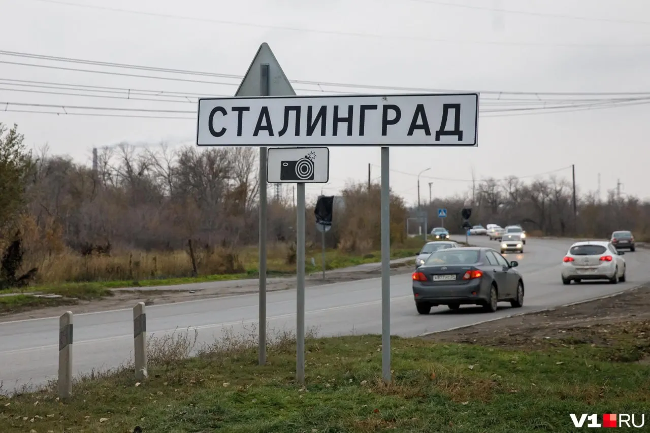 Законопроект, внесенный депутатом от КПРФ, предусматривает присвоение статусa «город-герой» Санкт‑Петербургу и Волгограду и возврат их исторических названий. Пояснительная записка подчеркивает значимость подвига Ленинграда и роли Сталинградской битвы в мировой истории.