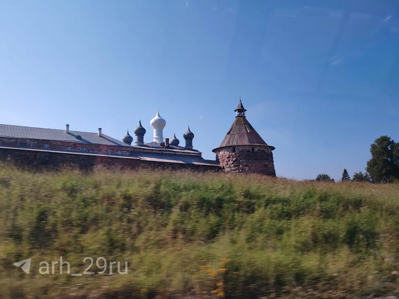 Выставка «Святой остров в Белом море» откроется в мае 2027 года в аэропорту Архангельска им. Федора Абрамова; проект приурочен к 600-летию основания монастыря на Соловках и анонсирует фестивали, выставки и фильмы.