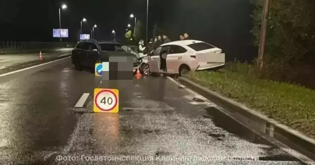 На подъезде к Зеленоградску Volkswagen выехал на встречную полосу и столкнулся с Hyundai; травмы получили двое пассажиров Hyundai, 1951 года рождения.