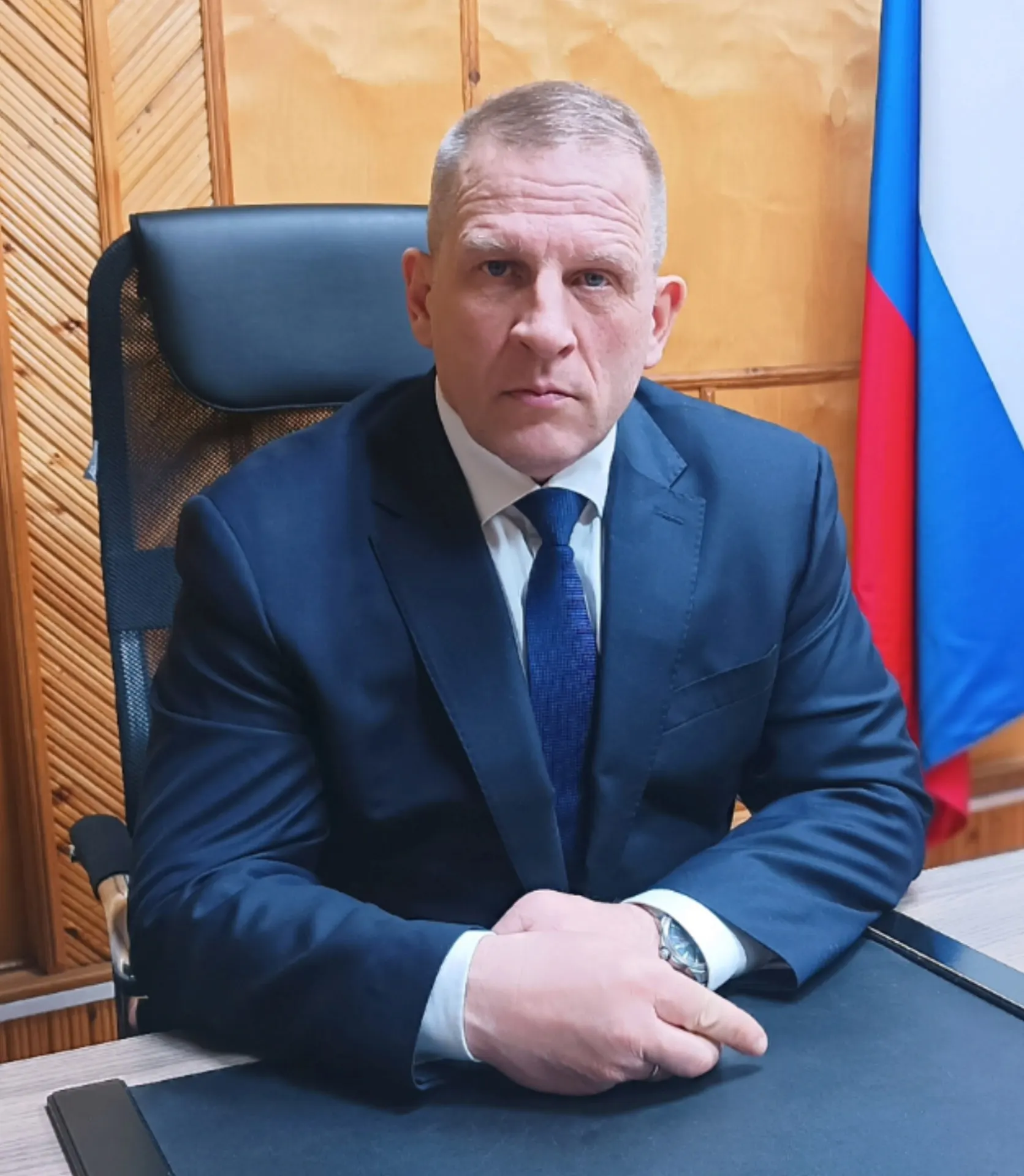 Глава округа сообщил, что не стремится к роли идеального руководителя; работу оценивают жители округа, и многое зависит от времени.