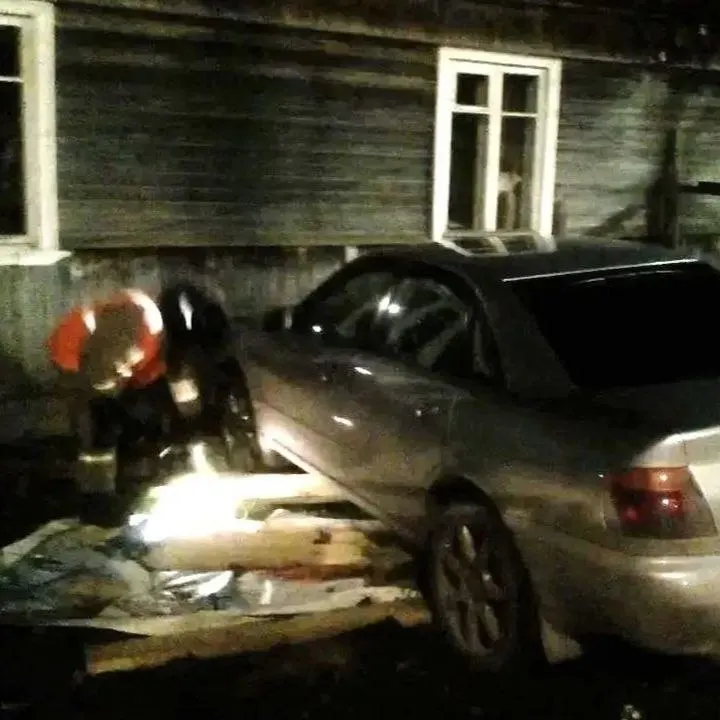 Водитель не справился с управлением и врезался в жилой дом в деревне Ялгуба Прионежского района; пострадавших нет. Причины аварии уточняются.