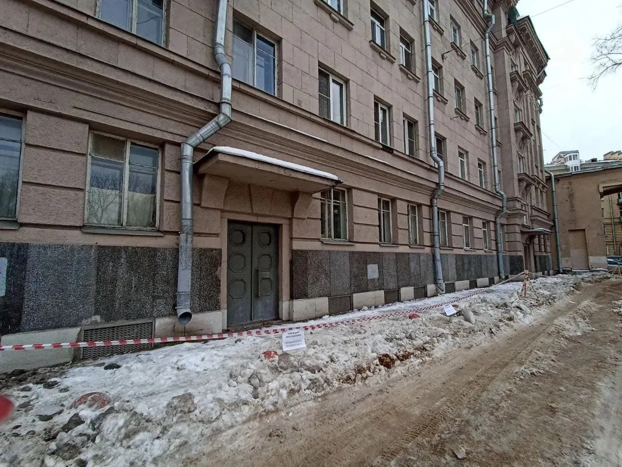 В Петербурге раскрыта схема фиктивного трудоустройства дворников: работники не выходили на смены, но получали зарплату. Общая сумма выплат превысила миллион рублей; участники дела получили условные сроки.