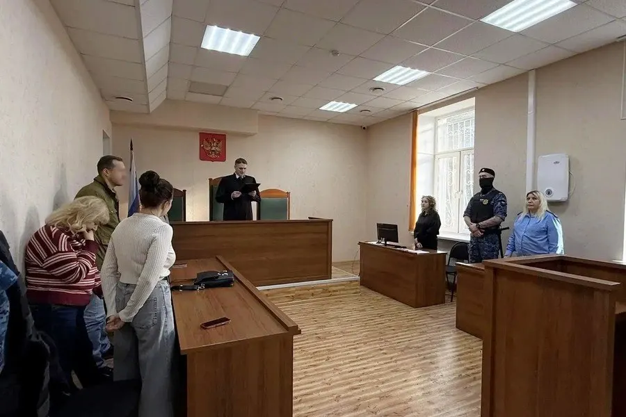 Ленинградский районный суд Калининграда приговорил 12 участников к лишению свободы за производство, хранение и перевозку немаркированного алкоголя без лицензий; общая стоимость продукции — около 3,8 млн рублей, ущерб правообладателю — около 1,2 млн рублей.