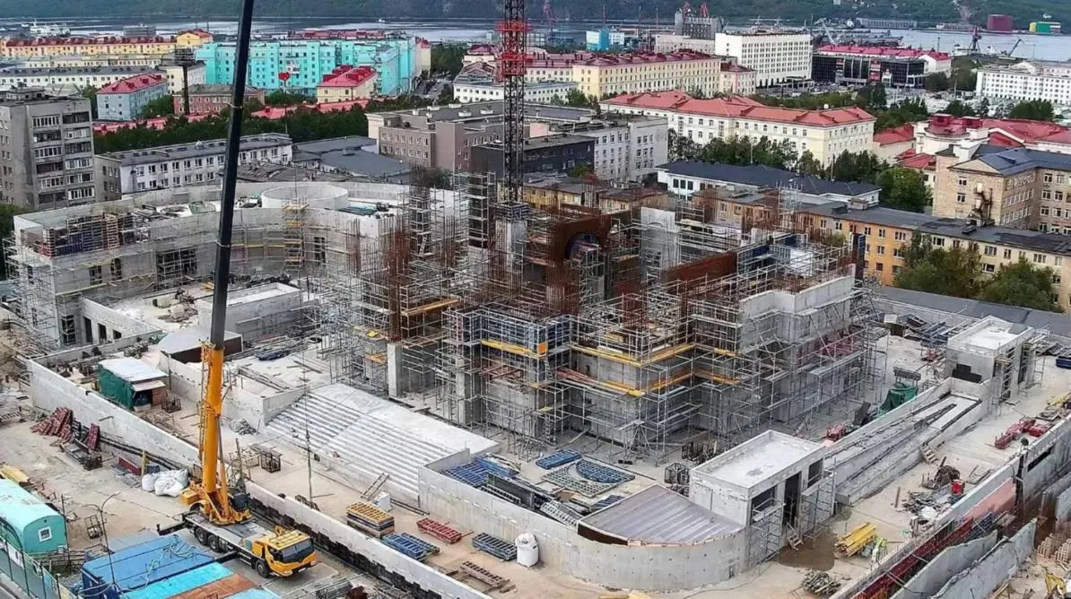 Строительство мурманского кафедрального собора идёт по плану: стены достигли 12 метров, общая высота сооружения — 52 метра, проект включает парковку, административный корпус, кафе и музей.