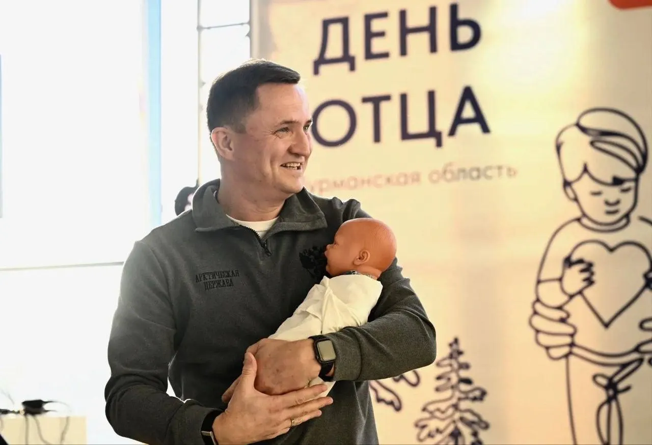 В День отца региональный министр здравоохранения провёл мастер-класс по пеленанию пупсов и обсудил вопросы доступности лекарств для льготников.