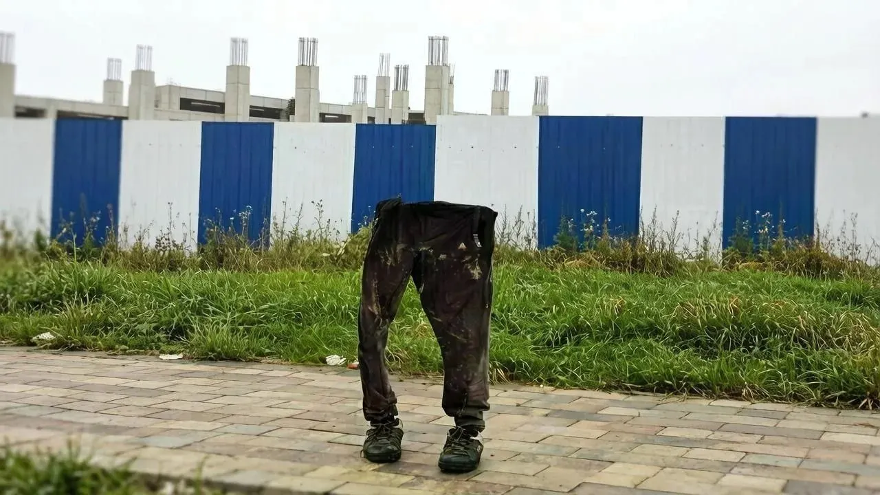 На остановке в Кумачёво появилась скульптура «половина пассажира» — лишь брюки и кроссовки; вместе с этим в регионе фиксируются задержки на маршрутах и неожиданные эпизоды на транспорте.