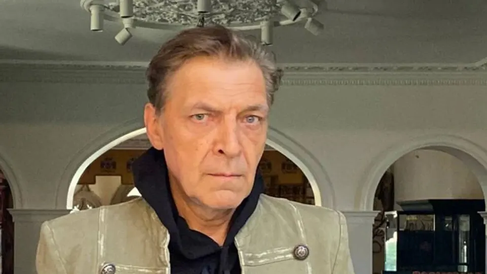 Журналист покинул Россию после начала войны в Украине; против него возбудили уголовные дела, аресты и конфискации имущества, а в 2022 году он получил гражданство Украины.