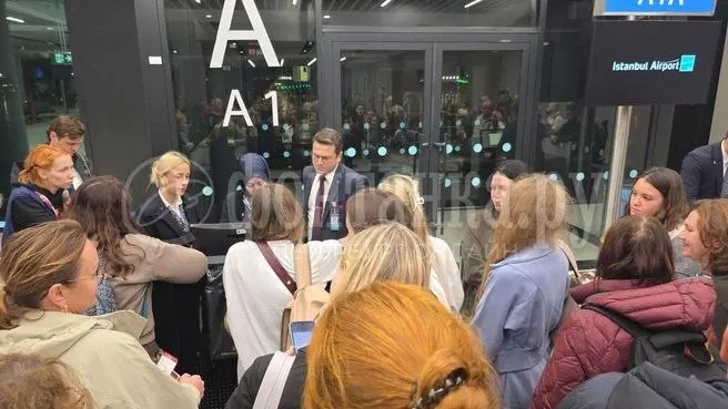 Пассажирам рейса TK403 из Стамбула в Санкт-Петербург задержали вылет и отменили рейс из‑за неисправности, после чего билеты переподали на разные времена на фоне сильных дождей в Стамбуле.