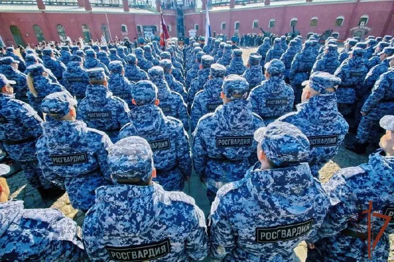 Более 350 призывников из Санкт‑Петербурга и Ленинградской области направят в Росгвардию Северо‑Западного округа для охраны важных государственных объектов; ведомство отмечает награды за сбитые над регионом беспилотники.