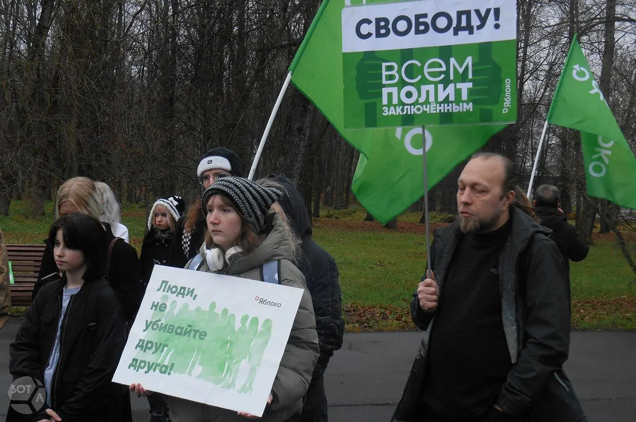 Согласованная акция прошла в центре города: около 30 человек зачитали имена репрессированных и современных политзаключённых; мероприятие прошло без инцидентов.