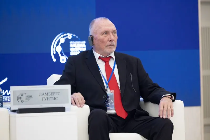 Бывший трейдер из США переехал в Псковскую область и рассказал о своих мотивах, обвиняя США в сносе памятников; участие нового участника проекта «Соотечественники» на форуме.