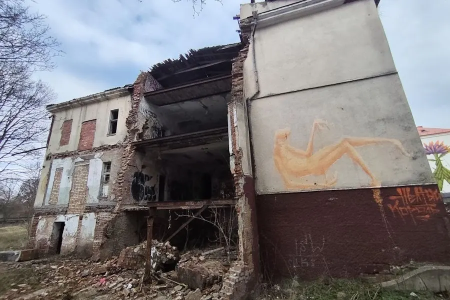 Городские власти требуют привести здание-памятник в надлежащее состояние и привести территорию вокруг него в порядок.