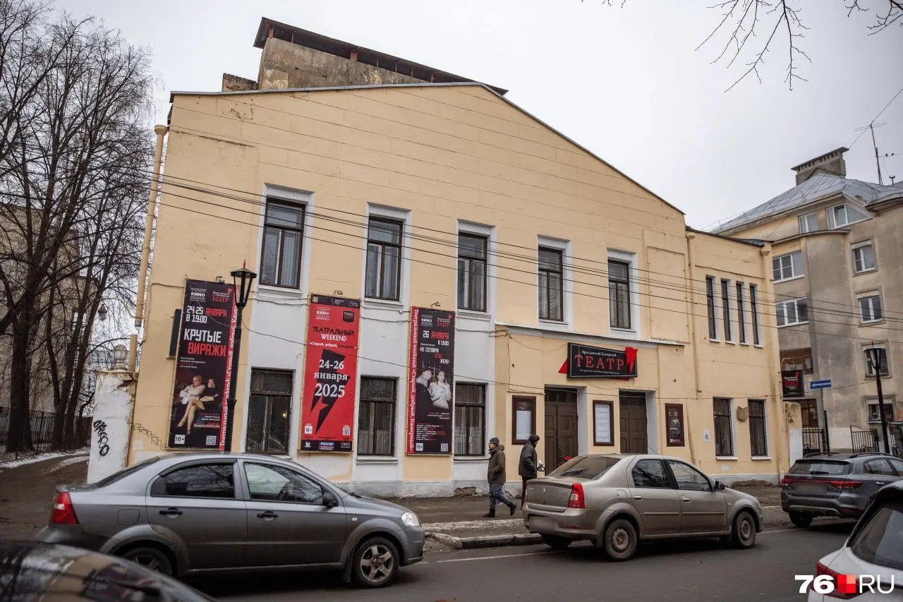 Объект культурного наследия на улице Свердлова, 9 продаётся с прилегающим участком, площадь здания 1294,3 кв.м. Стартовая цена — 78,2 млн рублей; в феврале 2026 года цена составляла 94,6 млн.