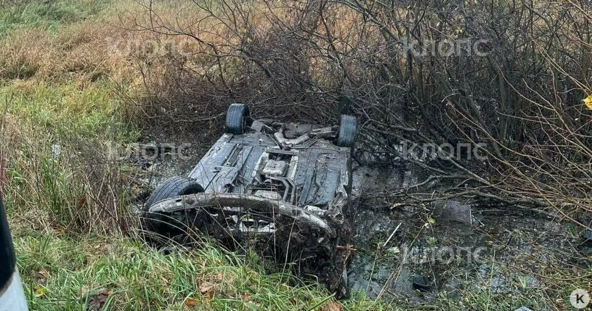 В Багратионовском районе произошло смертельное ДТП с участием перевёрнутого BMW. Мужчина получил травму головы, женщина возрастом 40–50 лет погибла на месте.