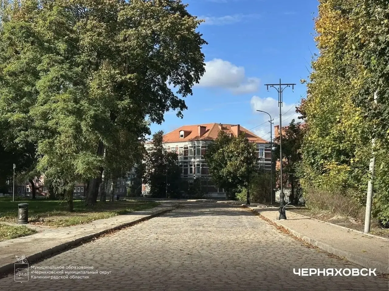 В Черняховске продолжается обновление городской среды: ул. Партизанская получила обновлённую дорожную основу и тротуары, а мост на Ленинградской — текущие работы с двухнедельной сдачей.
