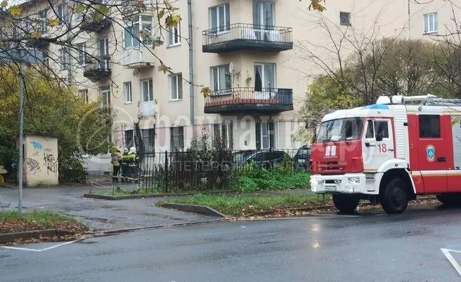 Балкон упал с второго этажа; пострадавших нет; место происшествия оцеплено, работают службы; причины устанавливаются.