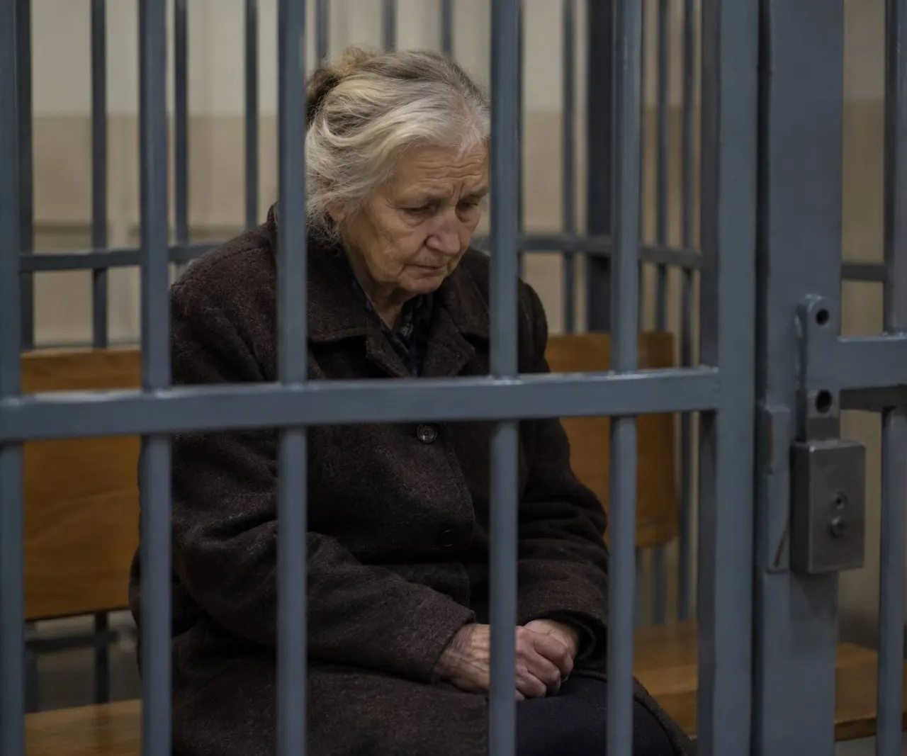 Женщина задержана по обвинениям в преступлениях против несовершеннолетних; дело направлено в суд.