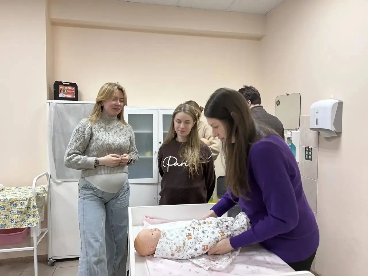 Бесплатные курсы по уходу за младенцами, безопасному сну и первой помощи проводятся практикующими специалистами.